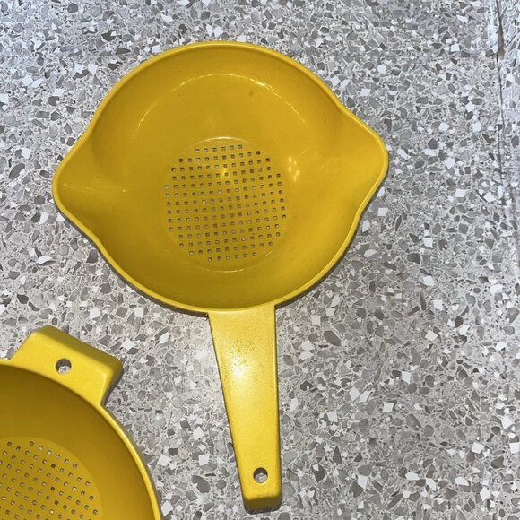Vintage Tupperware Yellow Colanders Strainers Set 1 Qt #1200-9 and 2 Qt #1523-8 - Picture 6 of 12